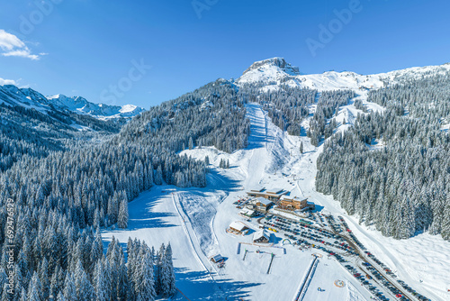 Das Skigebiet am Hohen Ifen in der Region Kleinwalsertal im Winter © ARochau
