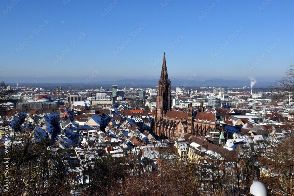 Altstadt in Freiburg mit Münster im Winter