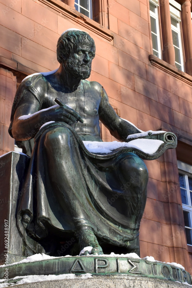 Aristoteles vor der Uni Freiburg im Winter