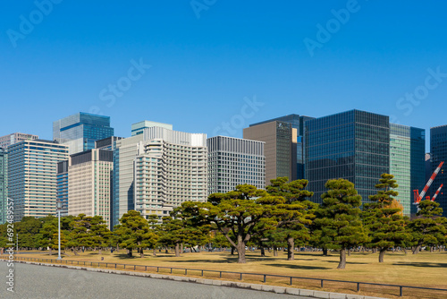 【都市風景】皇居前広場から望む丸の内・大手町のビル群 © k_river