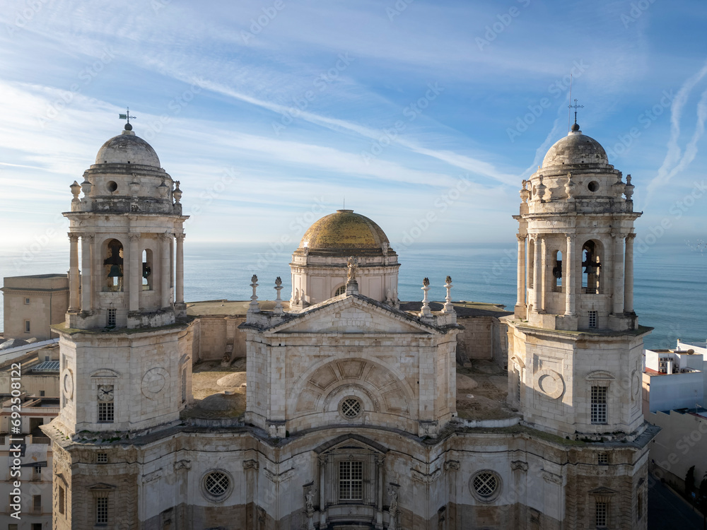 vista aérea de la Catedral de la Santa Cruz de Cádiz, España