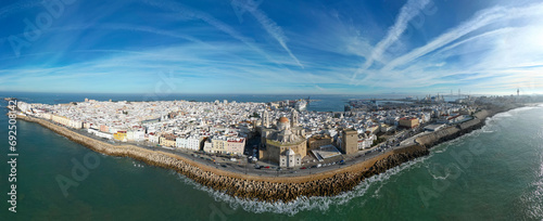 vistas aérea de la hermosa ciudad de Cádiz en el sur de España, Andalucía photo