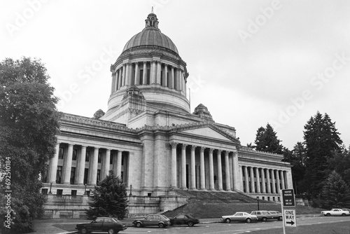 Quadro em tela Grainy archival film photograph of the Washington State Capitol Building with cloudy sky