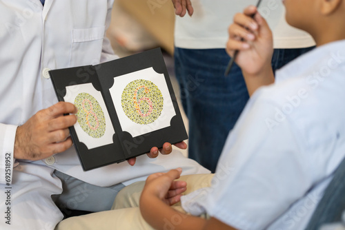 Canvas-taulu Optometrist doing color blindness disease perception test in optical shop, Boy d
