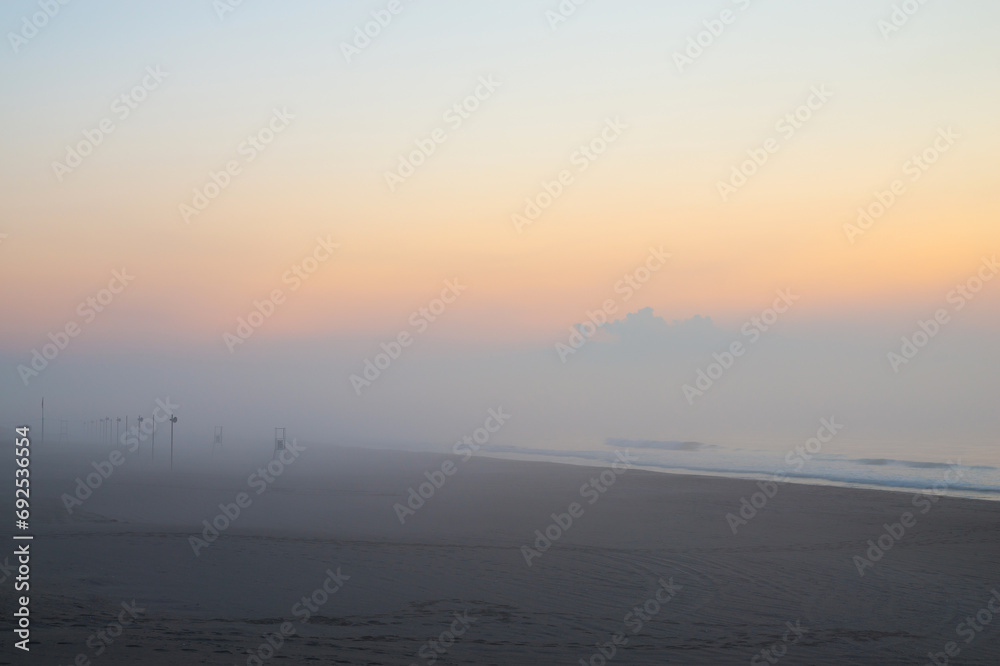 海岸と海霧の朝焼け風景_千葉県九十九里浜_コピースペース