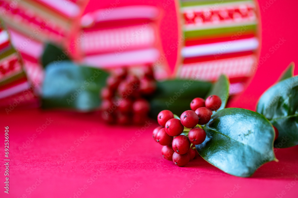 クリスマスイメージ　クリスマスホーリーの花束とリボン　赤背景（12月14日）
