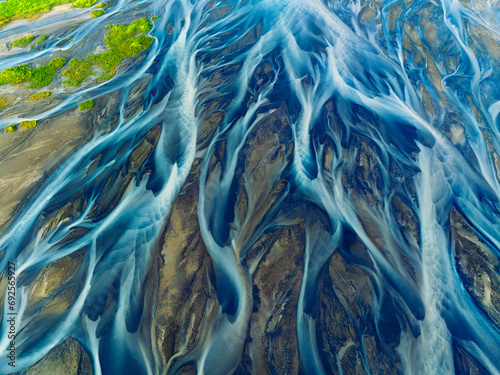 Vue aérienne de méandres colorées au sud de l'Islande