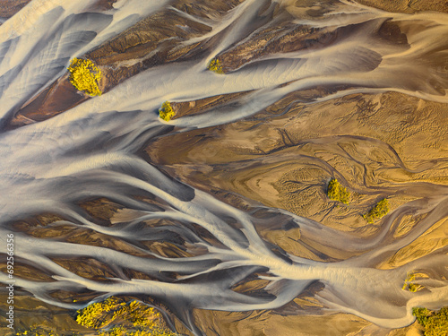 Vue aérienne de méandres colorées au sud de l'Islande