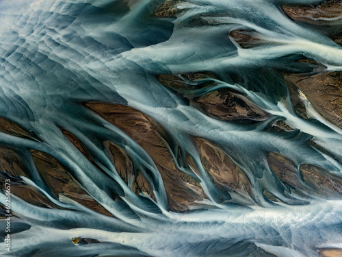 Vue aérienne de méandres colorées au sud de l'Islande