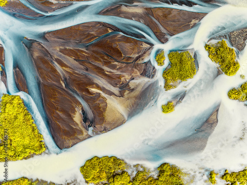 Vue aérienne de méandres colorées au sud de l'Islande