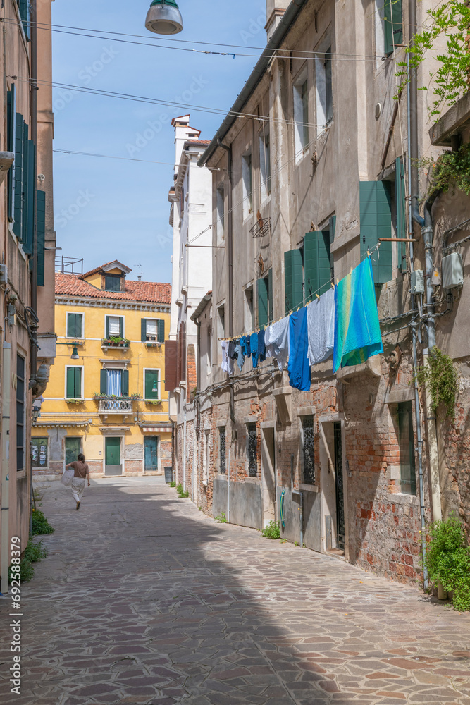 Fototapeta premium Gasse mit Wäscheleine in Venedig