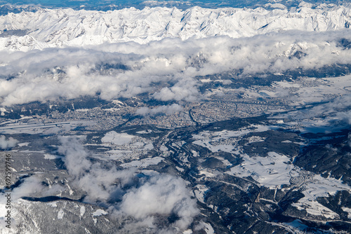 Fernsicht aus 4000 Meter Höhe in Richtung Innsbruck auf die Kette des Karwendelgebirges und auf Innsbruck - Impression aus dem Heissluftballon