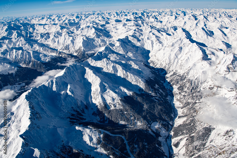 Fototapeta premium Fahrt über die Alpendas winterliche Gipfelmeer des Alpenhauptkamms - Fotografiert aus 5000 Meter Höhe währen einer Alpenüberquerung