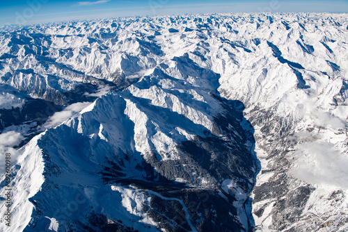Fahrt über die Alpendas winterliche Gipfelmeer des Alpenhauptkamms - Fotografiert  aus 5000 Meter Höhe währen einer Alpenüberquerung photo