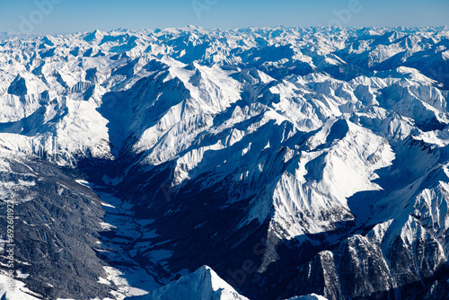 Berge und Täler in dem Alpen aus 5000 Meter Höhe photo