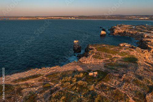 Obraz na płótnie Aerial view of sunset over rocky cliffs and ocean bay, Peniche w salonie