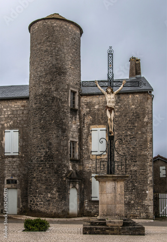 Maison-forte et croix de carrefour sur la place de La Cavalerie sur le causse du Larzac, Aveyron, France photo