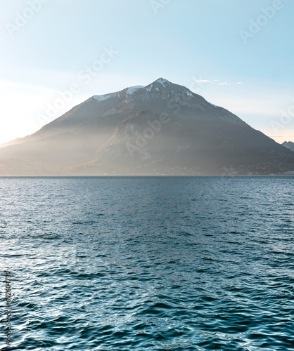 Paisaje de montaña en el Lago di Como © javier