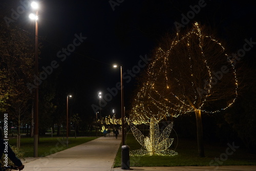 Paseo nocturno decorado con luces de navidad en los arboles