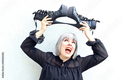 Eine Frau ist glücklich und freut sich über ihre neuen Schuhe photo