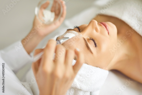Foto Woman getting professional facial treatment at spa and beauty salon