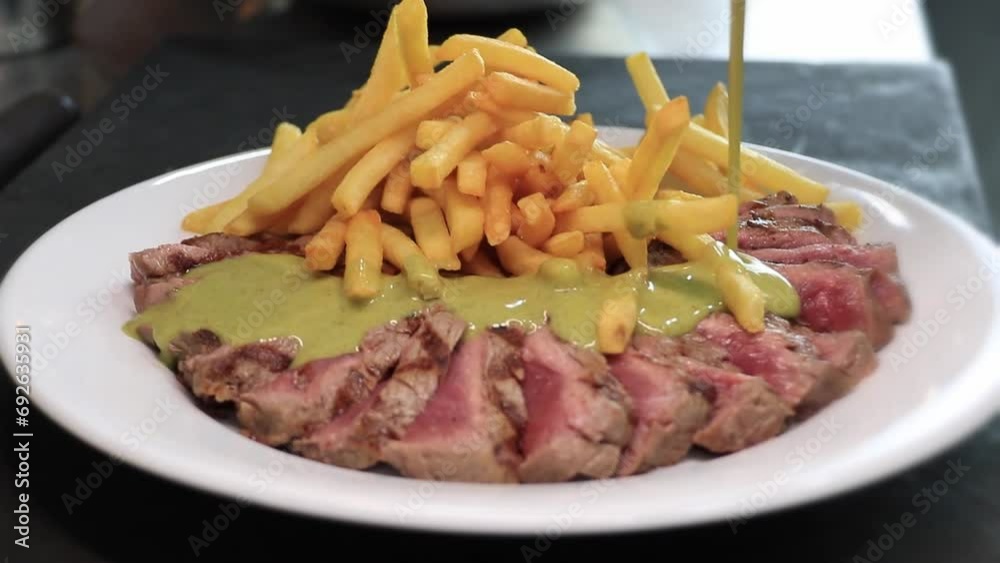 Plato de carne con patatas con salsa especial Plato de carne con patatas con salsa especial