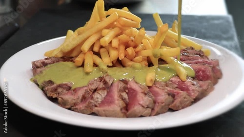 Plato de carne con patatas con salsa especial