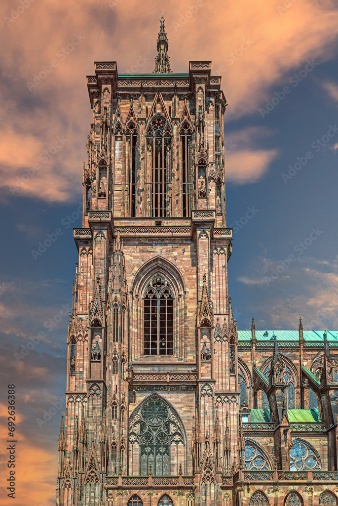 Φωτογραφία Details of the exterior of famous Notre Dame Cathedral de Strasbourg