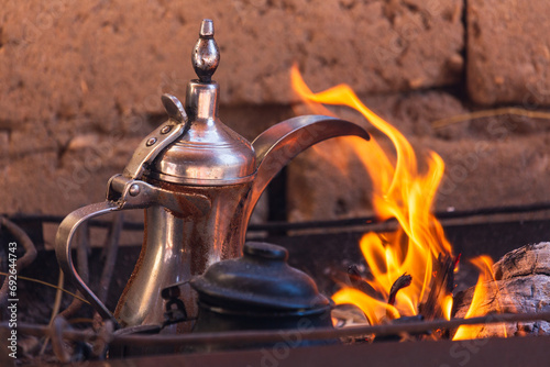 Valokuva Photo of traditional arabic tea pot in the fire for warming it