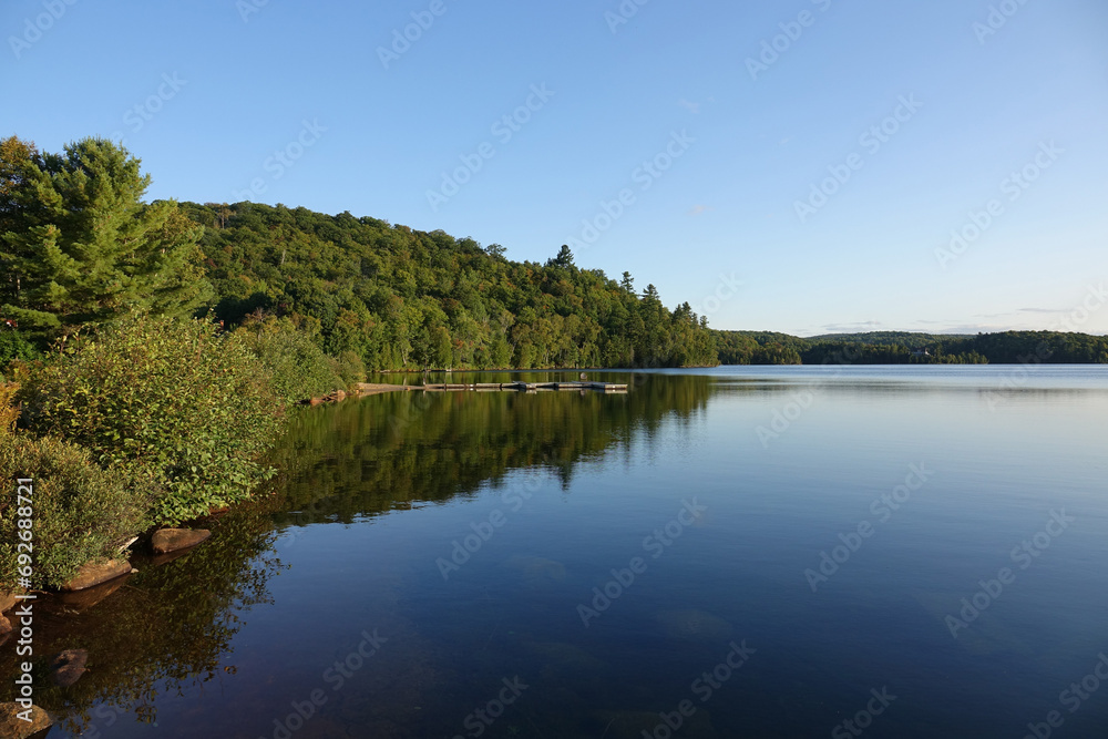 Canada, Lac à l'eau claire, Saint-Alexis-des-Monts, lac, ile, forêt, reflet, nature, sauvage, sapin, barques, ponton, 