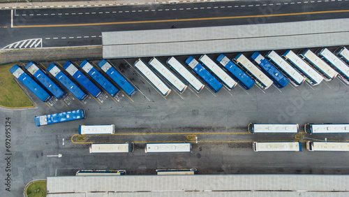 Quadro em tela Visão aérea de uma frota de onibus estacionados em uma rodoviaria em mogi das cr