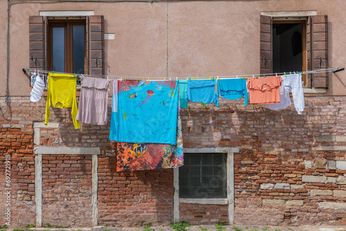 Fassade mit Wäscheleine in Dorsoduro, Venedig photo