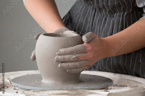 mani che modellano vaso argilla lavoro 