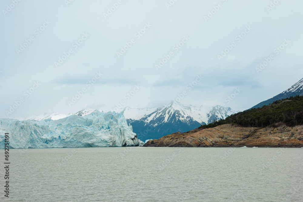 Navegación en el lago con hielo. Patagonia