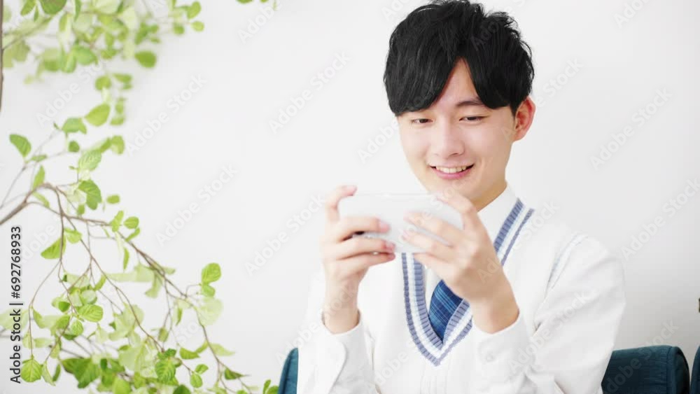 学生服を着ている若い男性　学生イメージ