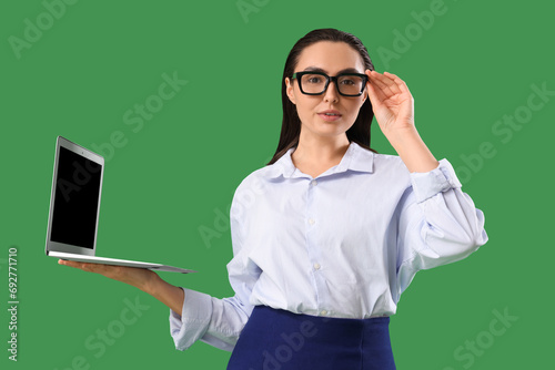 Young businesswoman in eyeg...