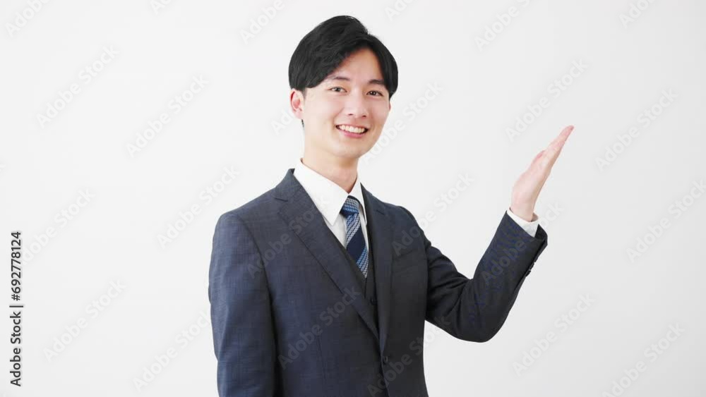 ビジネススーツを着ている若い男性　ビジネスイメージ