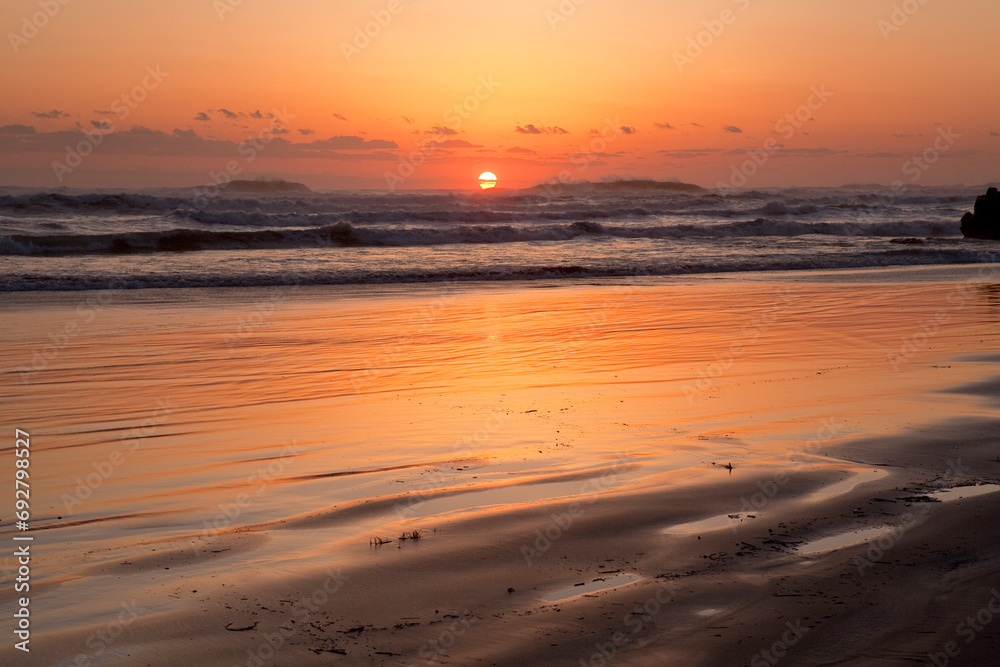 秋の薄磯海岸の波と朝日