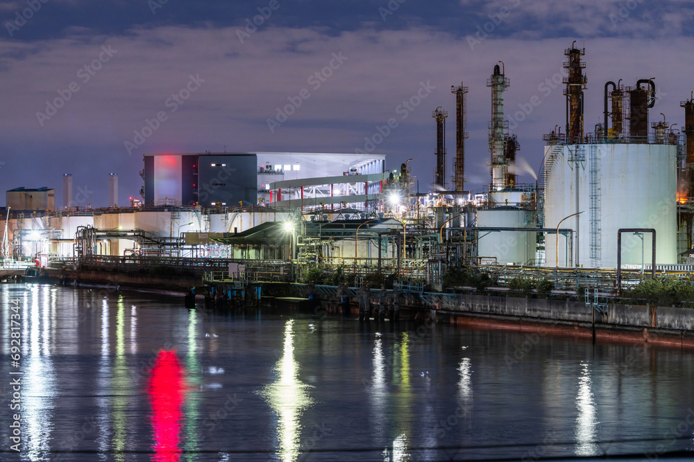 川崎市千鳥町の工場夜景　
Night view of a factory in Chidori-cho, Kawasaki City