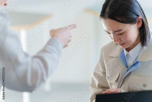 Foto 上司に怒られる女性ビジネスマン（クレーム・叱責・説教）