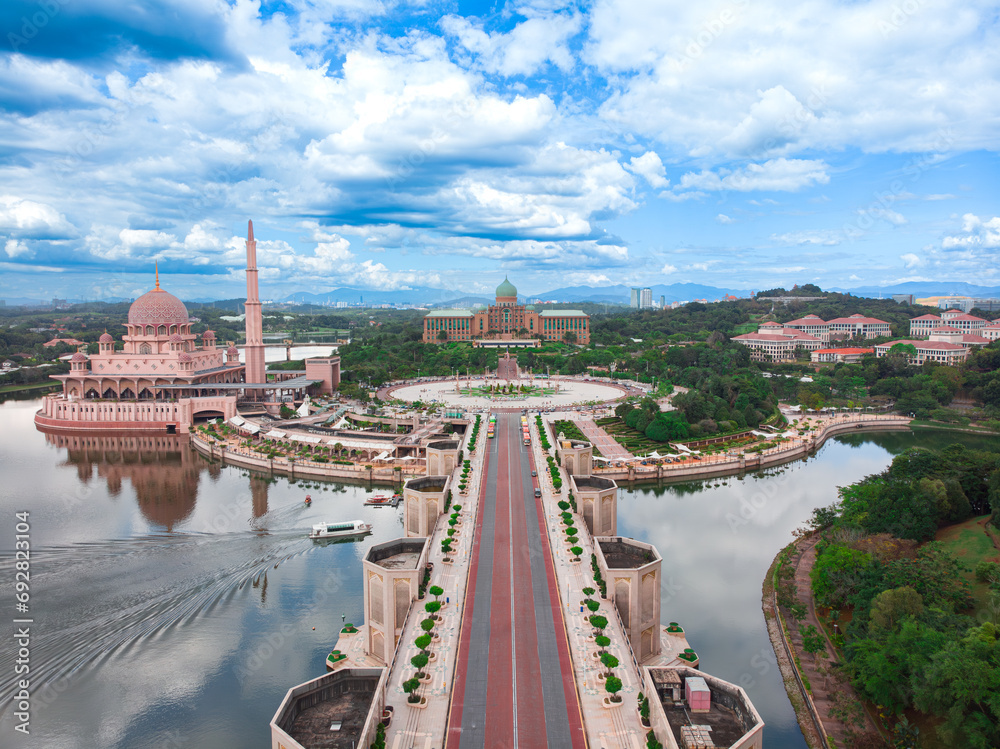 Naklejka premium Vista aérea de Putrajaya, Malasia, mostrando la Mezquita de Putra, el Puente de Putra y la oficina del Primer Ministerio. Reflejos en el lago, arquitectura y naturaleza se combinan en un cielo azul