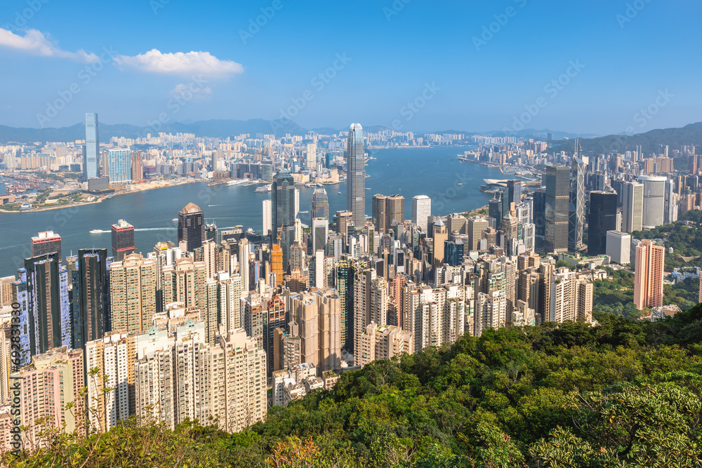 view of victoria harbour and hong kong island over victoria peak in hongkong, china - obrazy, fototapety, plakaty 