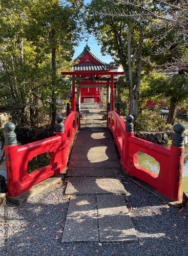 弁財天の赤い橋と鳥居
