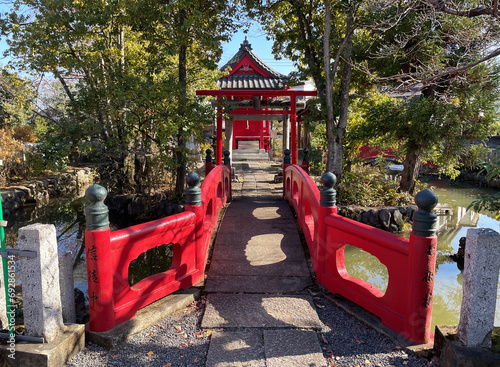 弁財天の赤い橋と鳥居

