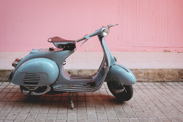 Bilder mit Rahmen Roller Alter Motorroller an rosa Wand  © Quality Stock Arts