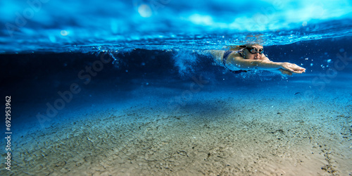 Une femme nageant sous l'eau dans la mer, photo sous-marine photo