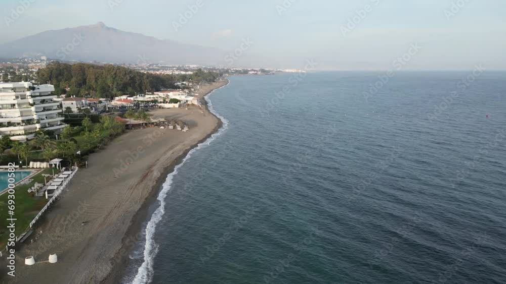 vista aérea de la playa de linda vista junto a la torre de las bóvedas en el municipio de Marbella, Andalucía