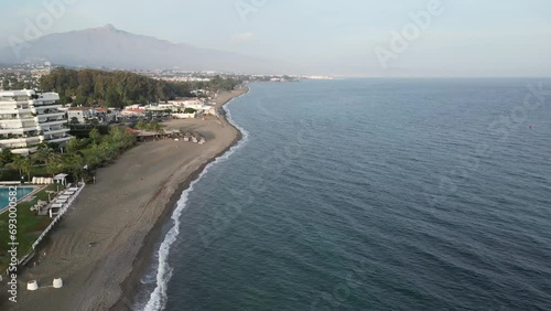 Wallpaper Mural vista aérea de la playa de linda vista junto a la torre de las bóvedas en el municipio de Marbella, Andalucía Torontodigital.ca