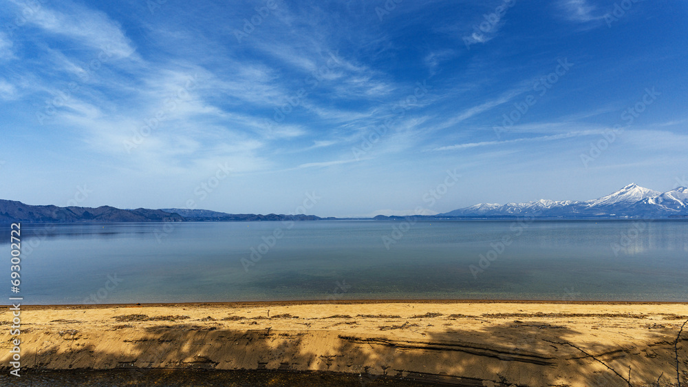 猪苗代湖の湖畔から望む磐梯山