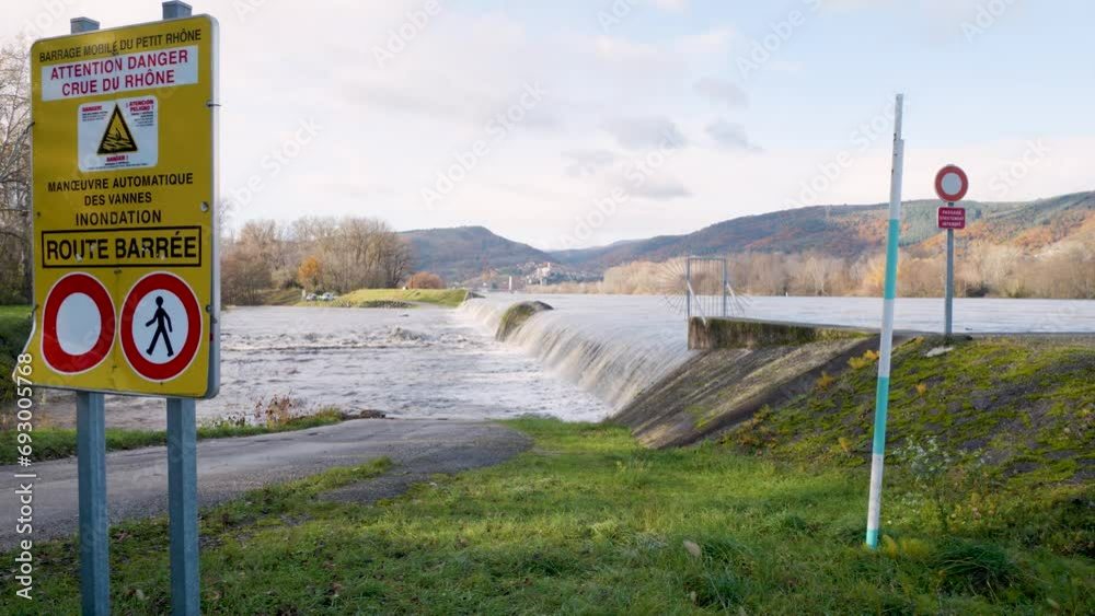 Le Rhône en crue en aval de Valence près de la ville de La Voulte-sur-Rhône et Livron-sur-Drôme